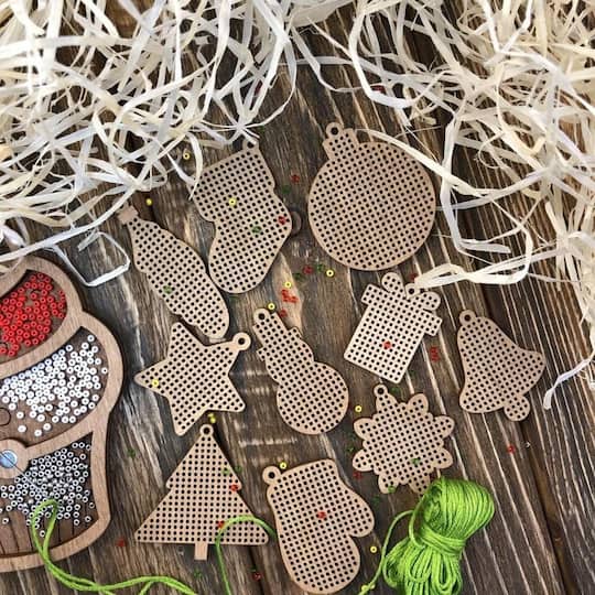 Wonderland Crafts 20 Piece Holiday Wooden Embroidery Blanks